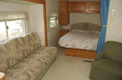 Quincy Resort | Crescent Bar Camping Resort Studio Cabin 2
