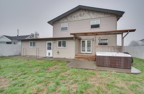 Crescent City North House | Crescent City Home w/Hot Tub: Half-Block to Beach