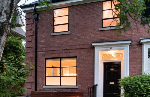 North Toronto House | Crescent House – Luxury 4BR in Prestigious Rosedale I Garden, Parking, Walkable