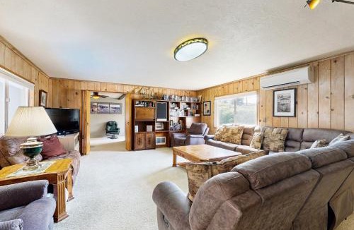 Rockaway Beach House | Crescent Lake Lookout