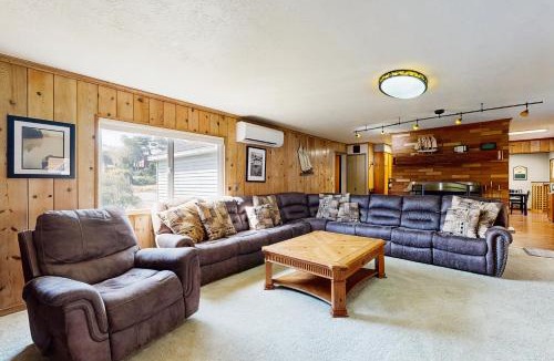 Rockaway Beach House | Crescent Lake Lookout