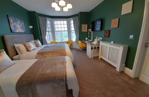 West Cliff Bed & Breakfast | Crescent Lodge Guest House