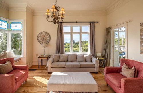 Ostend House | Crescent Villa - Stay Waiheke
