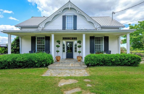 Waupoos House | Cressy House - WATERFRONT AND POOL