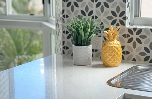 Main Beach Hotel | Crest Apartments