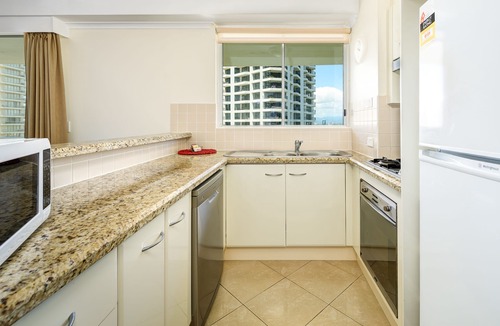 Main Beach Hotel | Crest Apartments