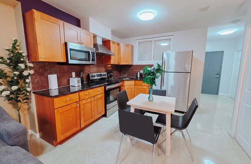 Center City Apartment | Crest/King Bed/Elevator/65"TV/Ensuite Bath