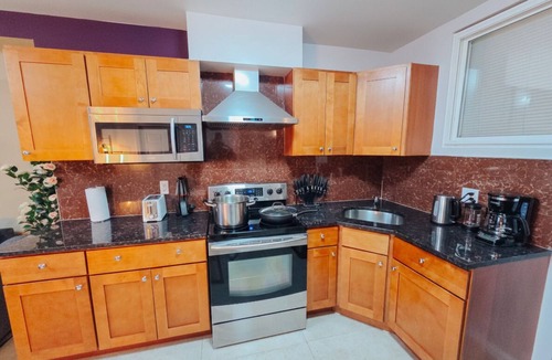 Center City Apartment | Crest/King Bed/Elevator/65"TV/Ensuite Bath
