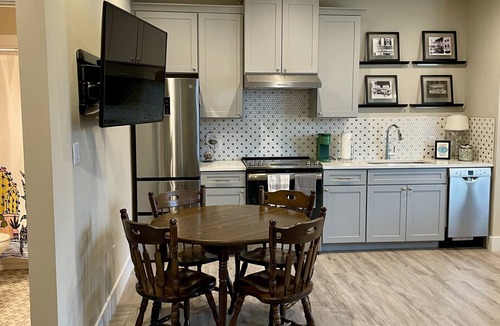 Crestview Apartment | Crestview Walkup - North Central Austin, Crestview