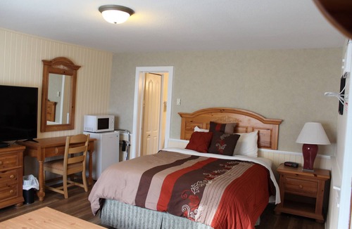 Port Carling Hotel | Crestwood Inn