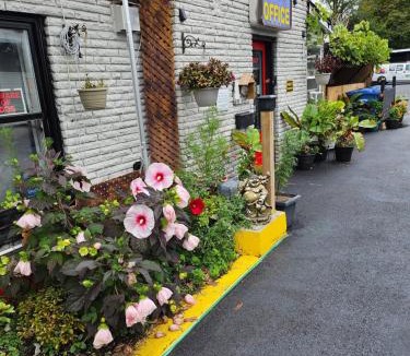 Aldershot Hotel | Crestwood Motel