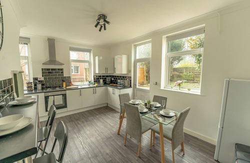 Bury House | Crew Quarters Inn - Perfect for Long Stays