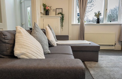 Bury House | Crew Quarters Inn - Perfect for Long Stays