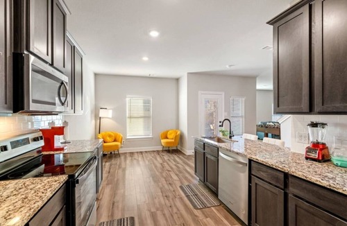 John T White House | Crew-Ready Stay Private BRs w/TVs Parking