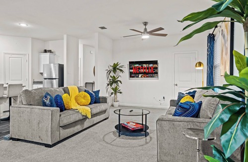 Lavon House | Crew Stay: Sleeps 10, Wi-Fi, Parking, Big Backyard