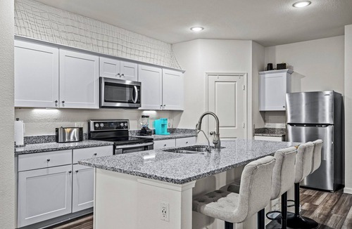 Lavon House | Crew Stay: Sleeps 10, Wi-Fi, Parking, Big Backyard