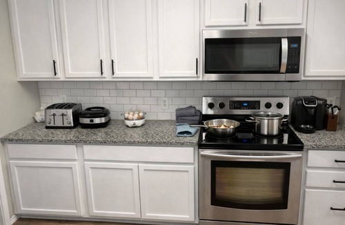 Aubrey House | Crew Stay – Sleeps 16 | Work, Cook, Play & Relax