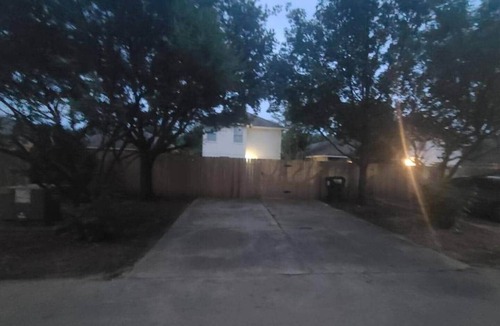 Austin House | Crews OK Tesla Adjacent 6 Beds & Sleeper