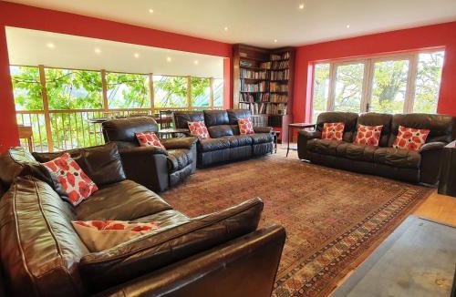 Oakford House | Cringoed House