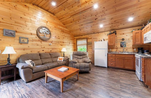Bryant Cabin | Critter Corner Cabin – Cozy Bluffside Retreat