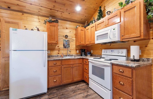 Bryant Cabin | Critter Corner Cabin – Cozy Bluffside Retreat