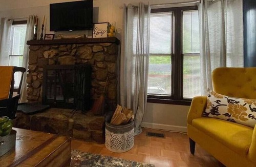 Elk Park Cabin | Crockett Beech House/Pet Friendly