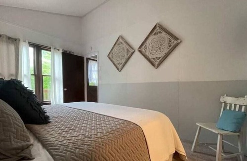 Elk Park Cabin | Crockett Beech House/Pet Friendly