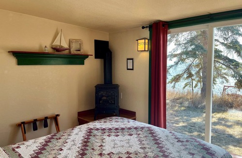Croftville Resort | Croftville Road Cottages #1. On the Shore of Lake Superior. Cozy and Romantic.
