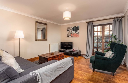 Ayr Villa | Cromwell Corner - Donnini Apartments