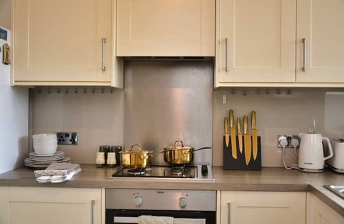 Crondall Apartment | Crondall Stores Flat