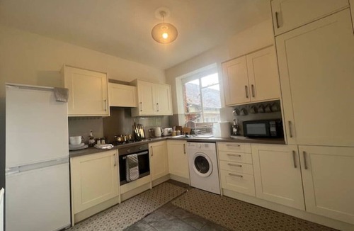 Crondall Apartment | Crondall Stores Flat