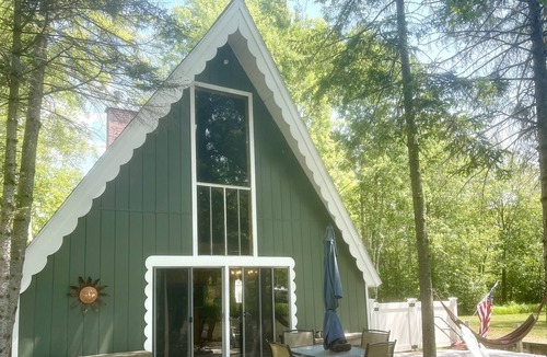 Alanson Cabin | Crooked River Cabin w/ Hot Tub!