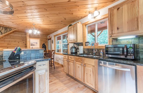 Sautee Nacoochee Cabin | Cross Creek Hideaway | Mountains | Pet Friendly | Hot Tub | Pool Table | Sauna