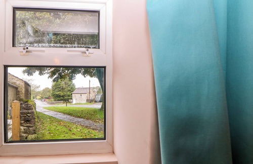 Litton Cottage | Cross View