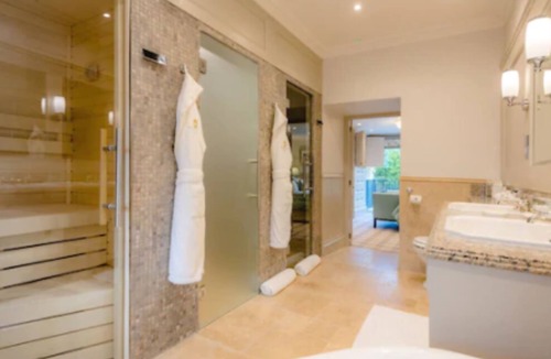 Glasgow Hotel | Crossbasket Castle Hotel & Restaurant