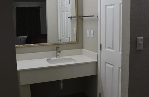 West Memphis Hotel | Crossroads Inn & Suites