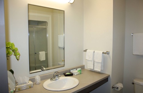 Paradise Hotel | Crossroads Inn & Suites