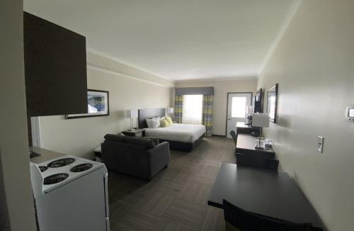 Paradise Hotel | Crossroads Inn & Suites