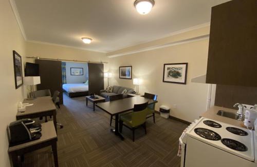 Paradise Hotel | Crossroads Inn & Suites