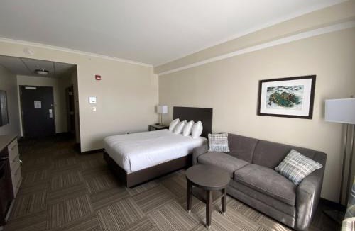 Paradise Hotel | Crossroads Inn & Suites