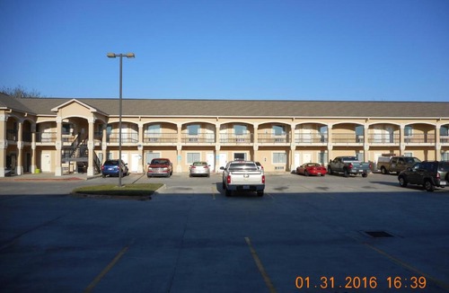 Victoria Hotel | Crossroads Inn & Suites