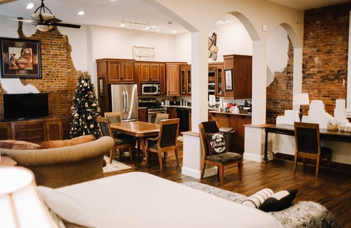 Carthage House | Crossroads Loft, Studio and Flat- Steps from Rt. 66 and Carthage Square