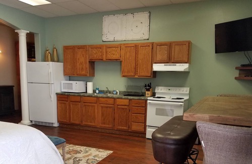 Carthage House | Crossroads Loft, Studio and Flat- Steps from Rt. 66 and Carthage Square