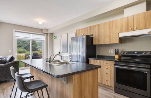 The Blue Mountains Villa | Crosswinds Cove: 3BDR Townhome Backing onto Blue