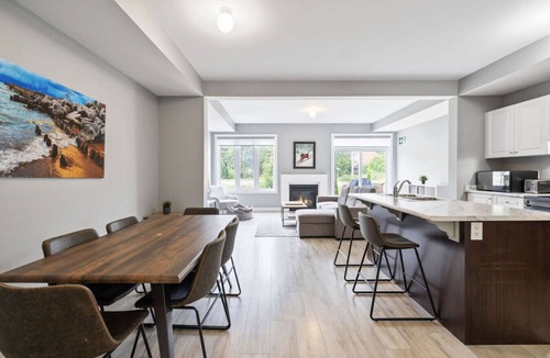 The Blue Mountains Villa | Crosswinds Retreat: Steps to Blue Mtn for 8 Guests