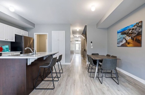 The Blue Mountains Villa | Crosswinds Retreat: Steps to Blue Mtn for 8 Guests