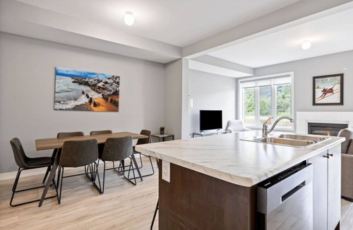 The Blue Mountains Villa | Crosswinds Retreat: Steps to Blue Mtn for 8 Guests