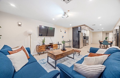 Crown Heights Apartment | Crown Heights 6BD Haven w/Arcade Games for 16