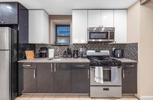 Crown Heights Apartment | Crown Heights 6BD Haven w/Arcade Games for 16