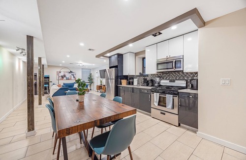 Crown Heights Apartment | Crown Heights 6BD Haven w/Arcade Games for 16